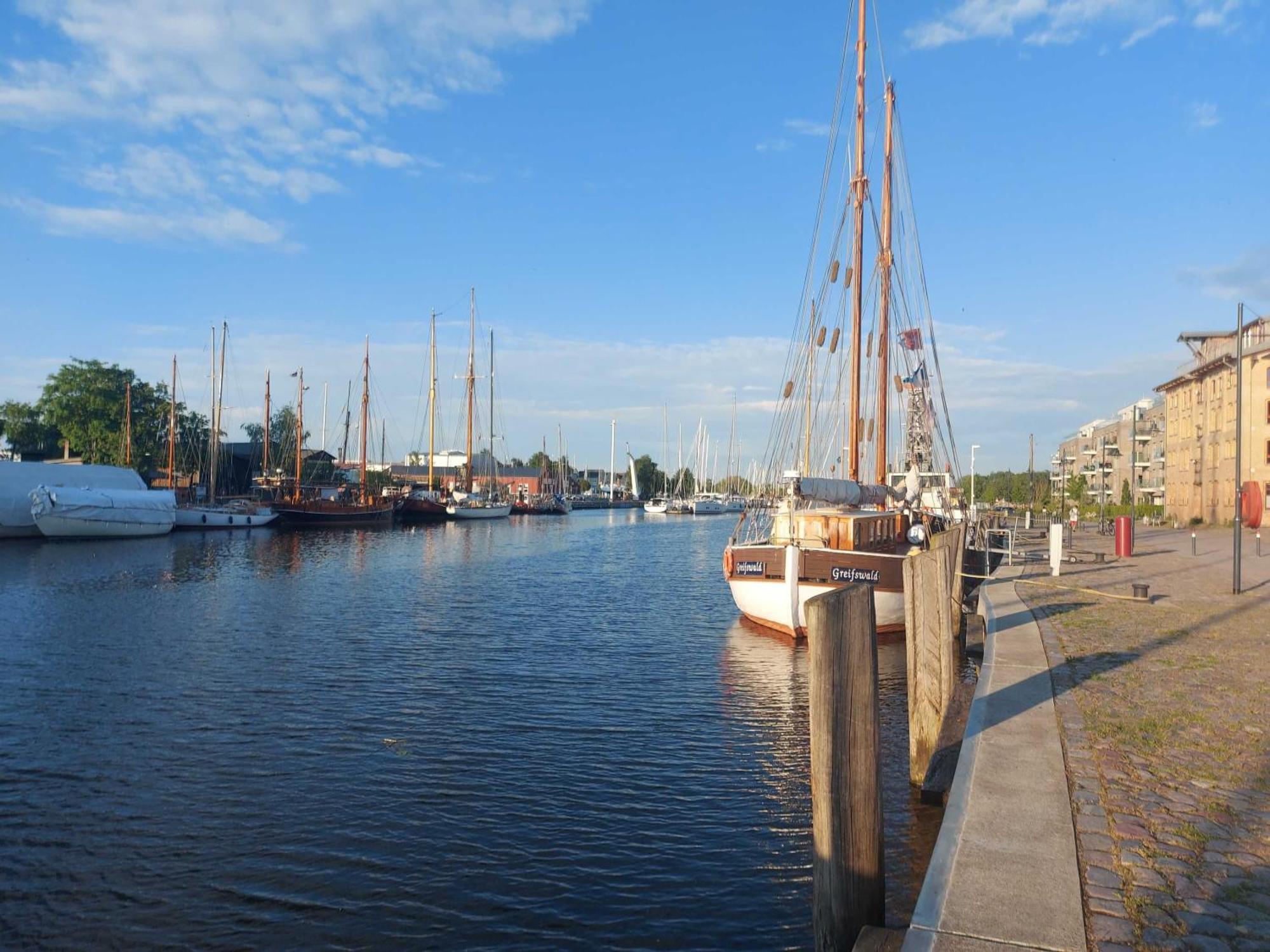 Hochwertige Ferienwohnung Direkt Am Wasser Mit Balkon Greifswald Kültér fotó