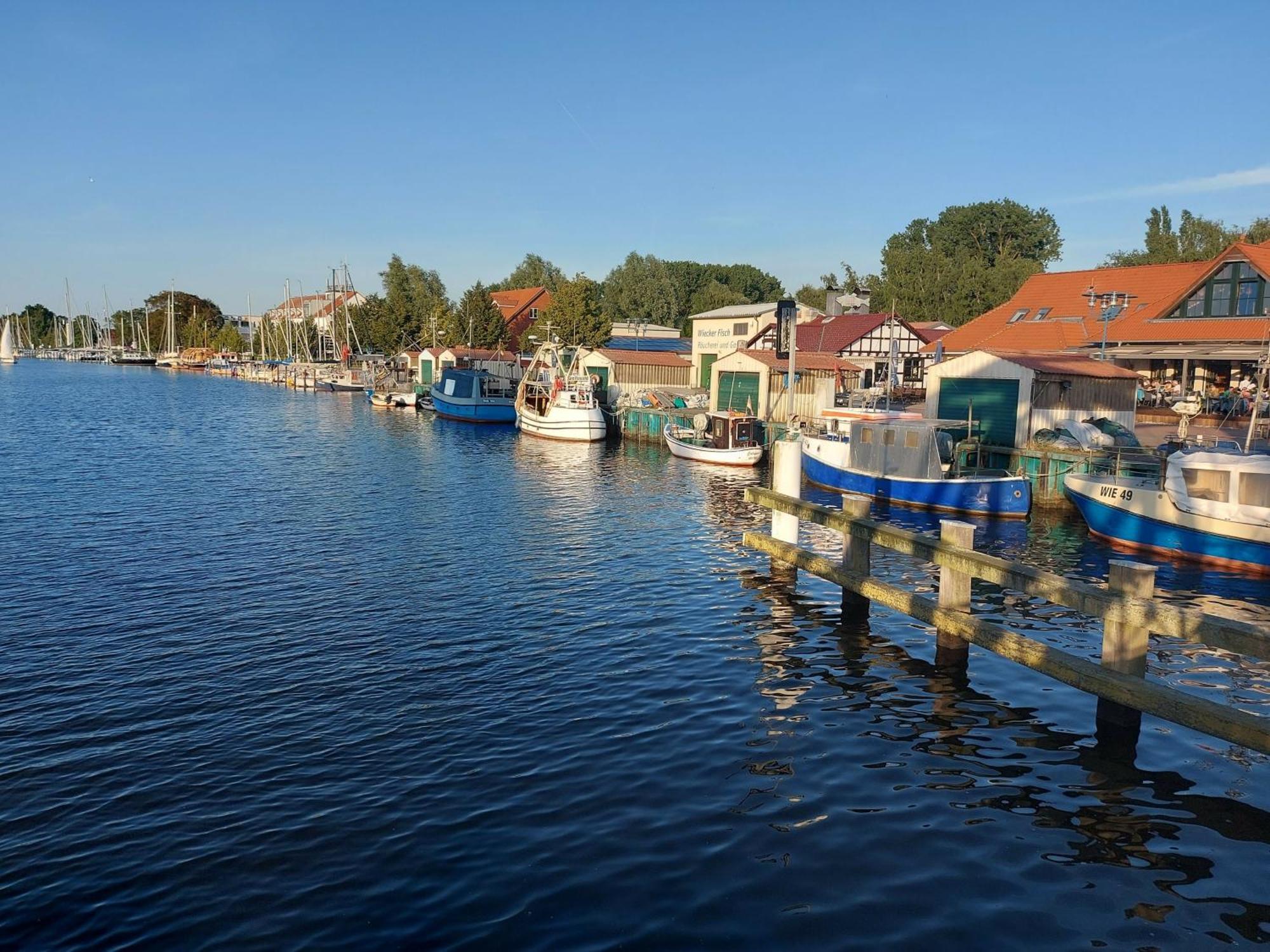 Hochwertige Ferienwohnung Direkt Am Wasser Mit Balkon Greifswald Kültér fotó